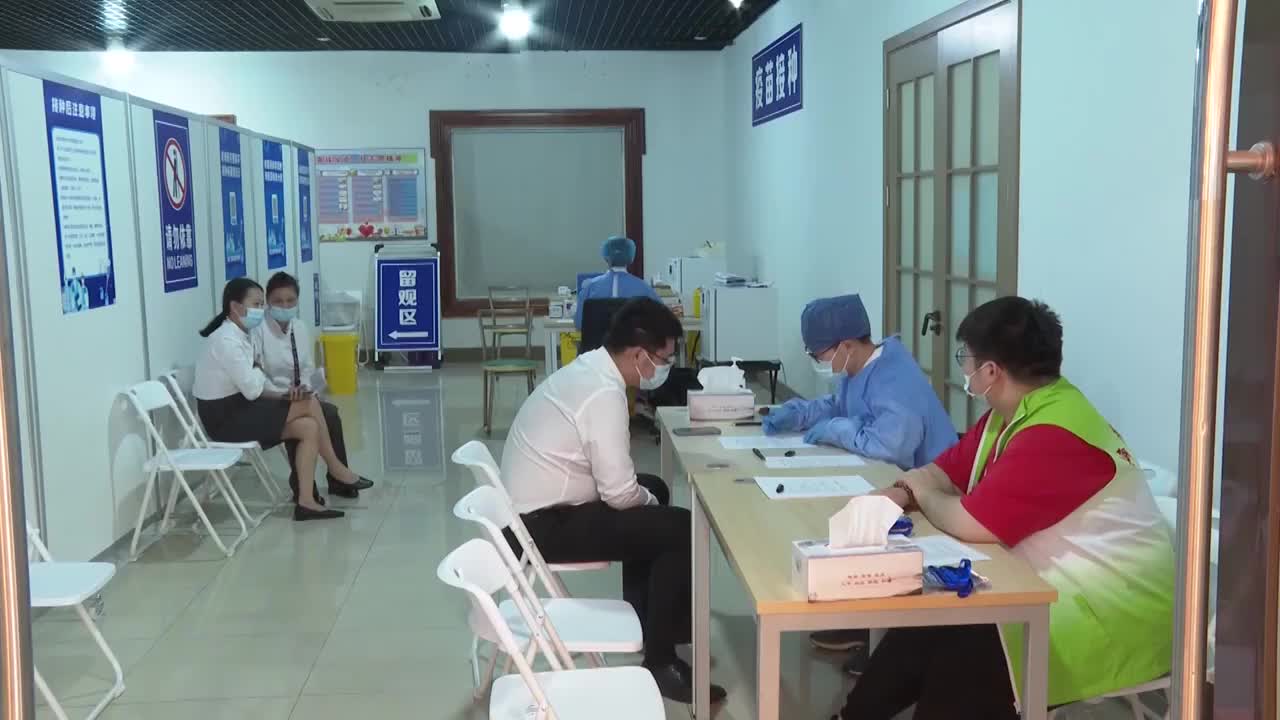 中国接种新冠疫苗的人们视频素材