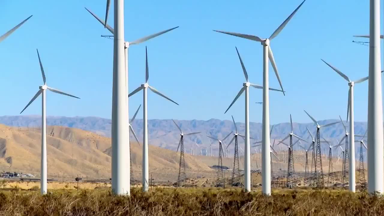 中国风力发电厂和太阳能电池板航拍视频素材