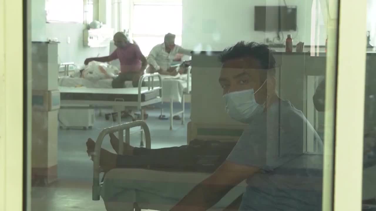 印度新德里医院里感染了新冠的病人视频素材