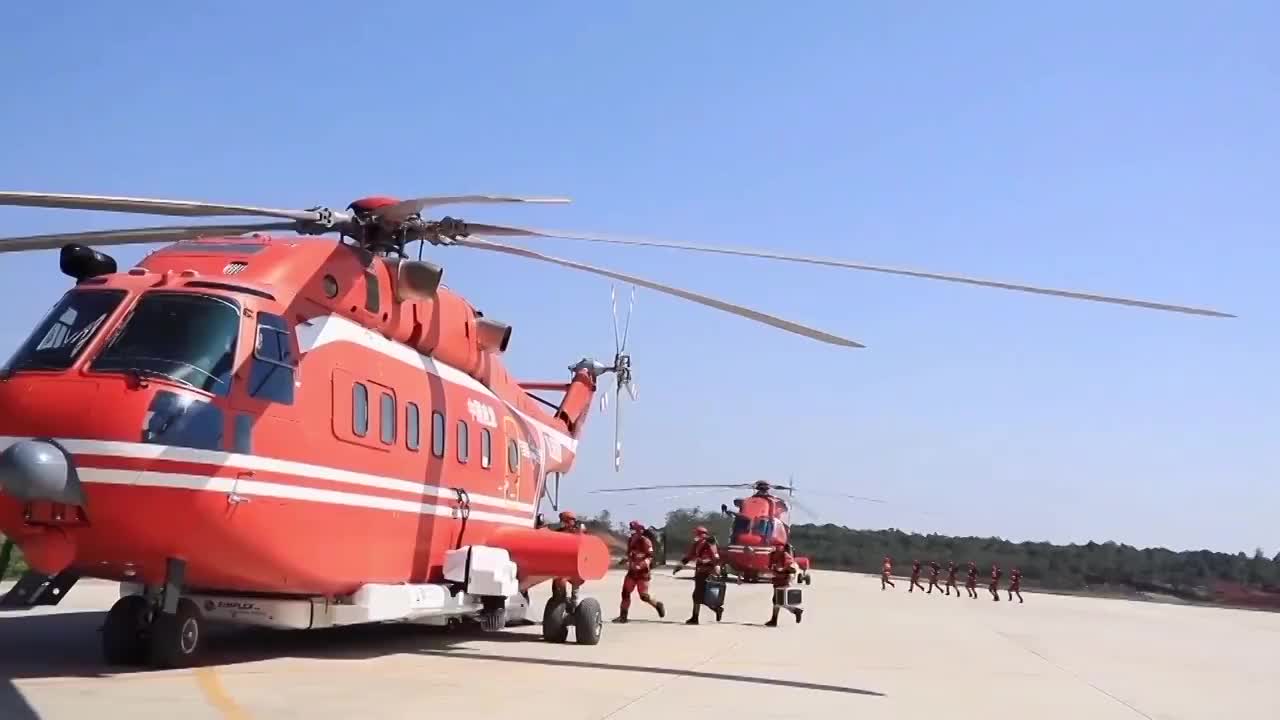 中国甘肃武警登上直升机奔赴灾难现场视频素材