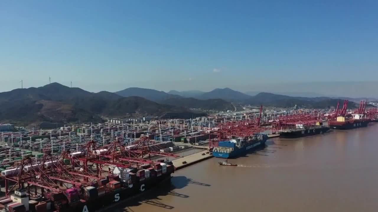 中国浙江宁波港口集装箱航拍视频素材