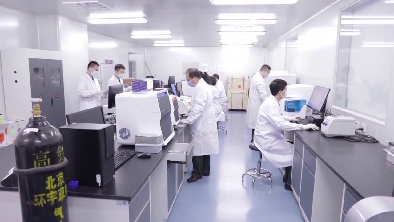 湖北省武汉市在实验室工作的疫苗研究团队视频素材