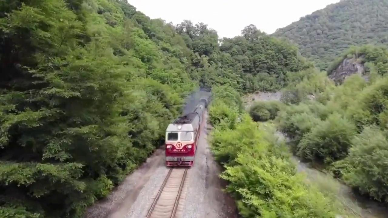 中国辽宁行进中的火车航拍视频素材
