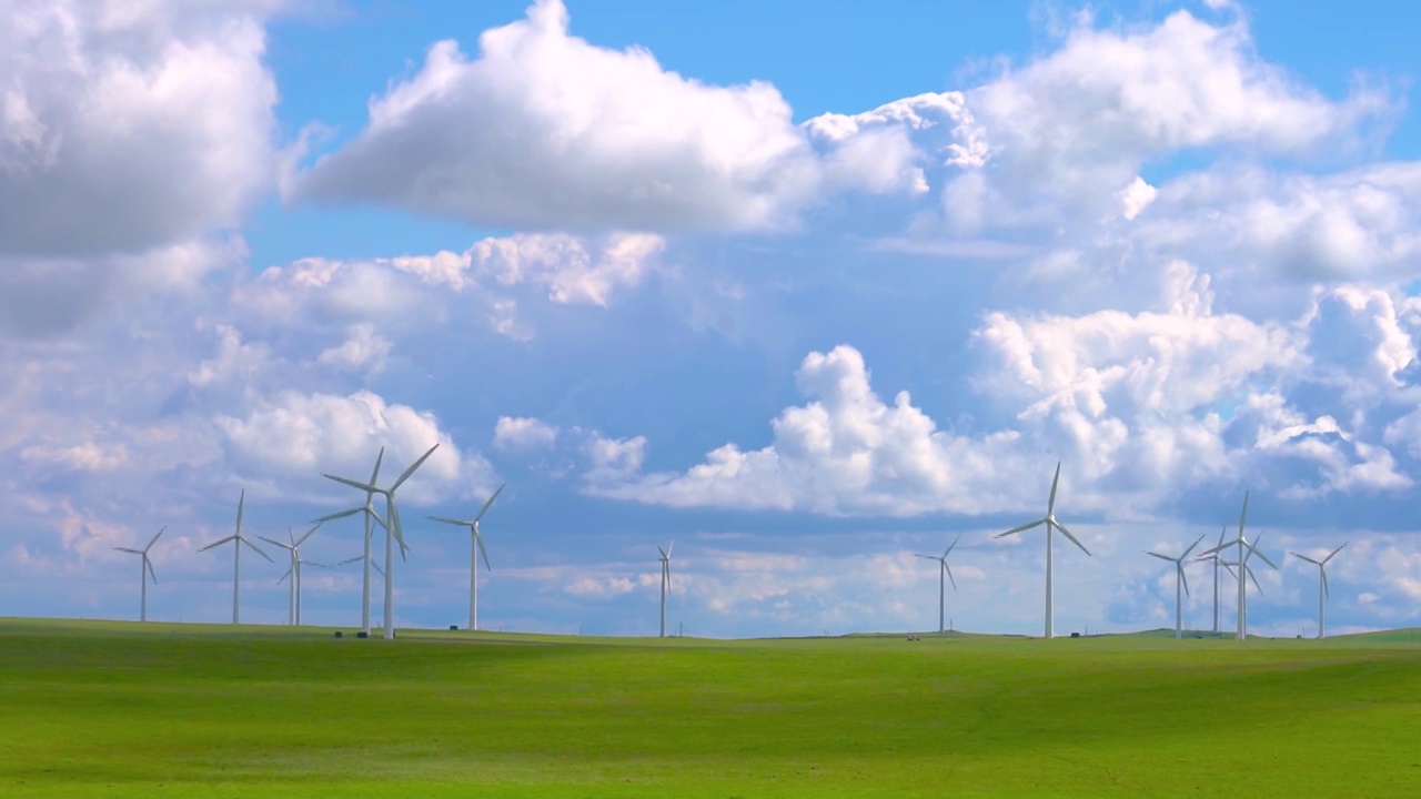 中国内蒙古乌兰察布辉腾锡勒草原上的风电场风车视频素材