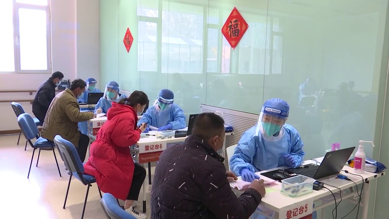 中国各地接种新冠疫苗的人视频素材