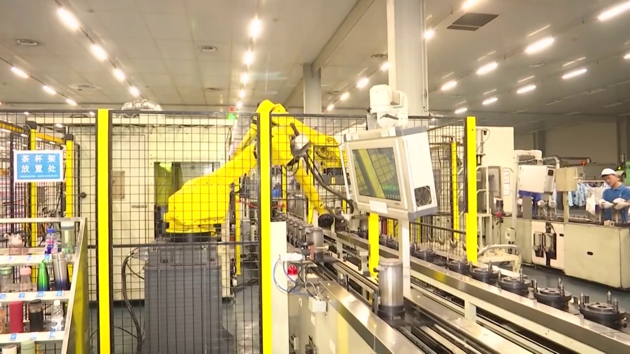 中国北京工厂的生产线、机器和工人视频素材