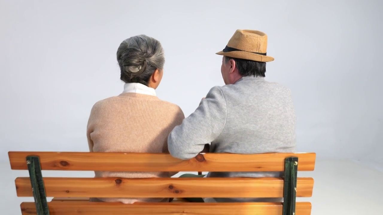 坐在长椅上聊天的老年夫妇视频素材 Id Vcg Vcg Com