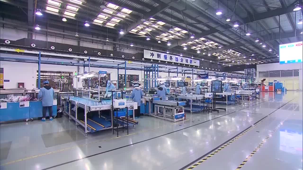 中国广东珠海生产线上的机器和工人视频素材
