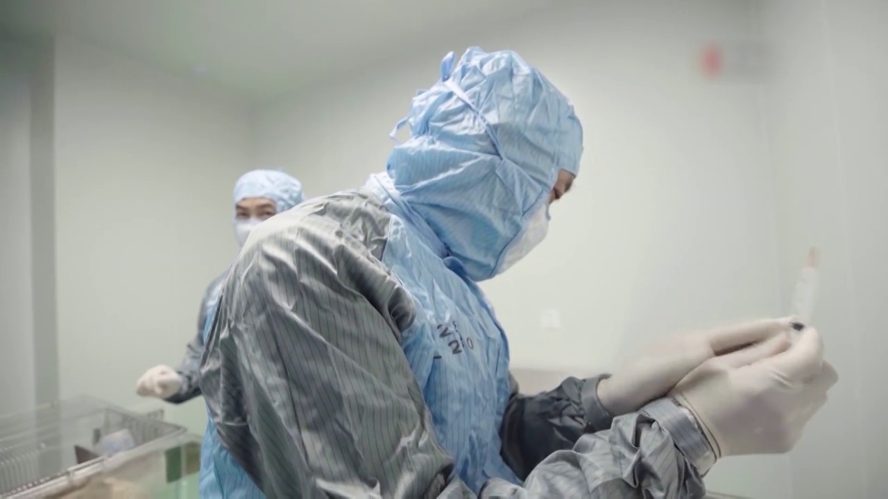 中国北京新冠疫苗实验室里的工作人员视频素材