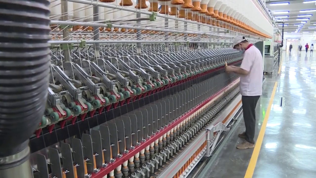 中国新疆维吾尔自治区的棉纺织工厂视频素材
