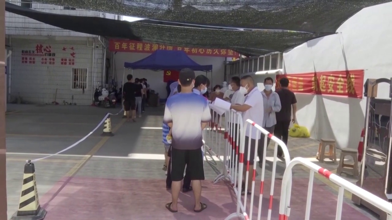 云南省瑞丽市居民排队进行核酸检测视频素材