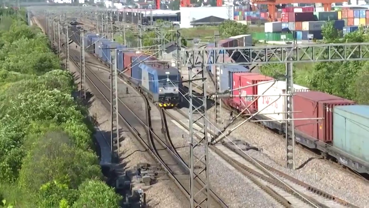 浙江省义乌市的货运列车航拍视频素材