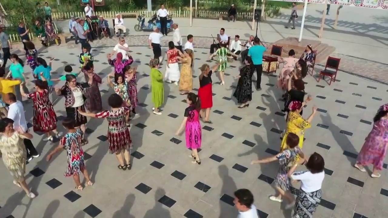 中国新疆维吾尔自治区广场上跳舞的人视频素材
