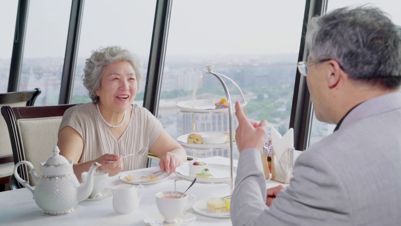 幸福的老年夫妇在餐厅用餐视频素材