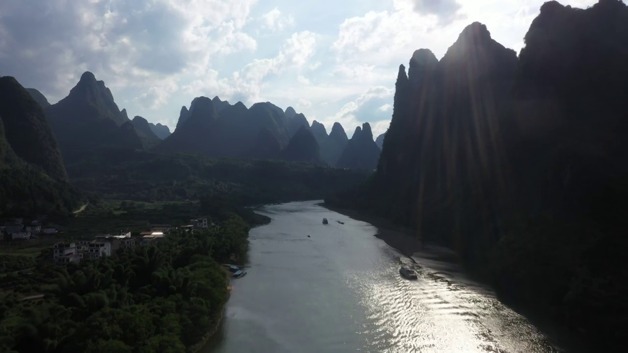 夏季阳光下桂林阳朔的山和漓江视频素材
