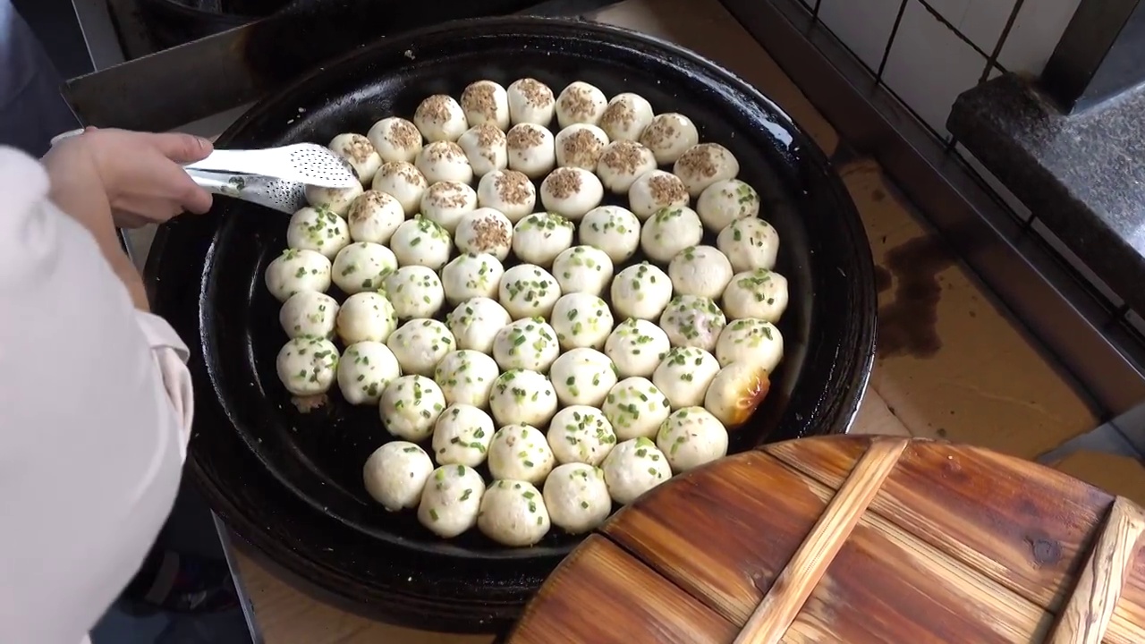 中国传统美食生煎包制作视频素材