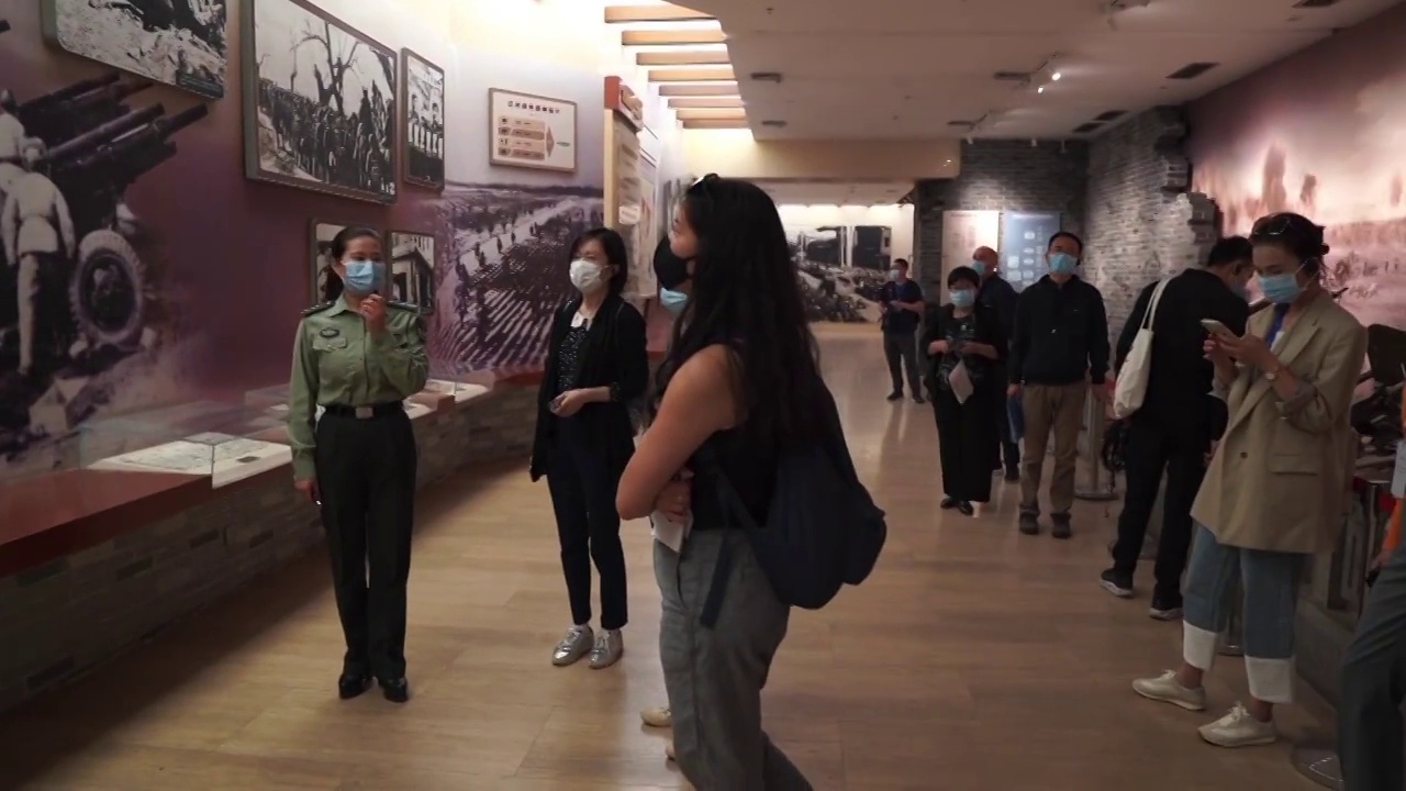河北省石家庄市西柏坡纪念馆工作人员为参观者讲解历史视频素材