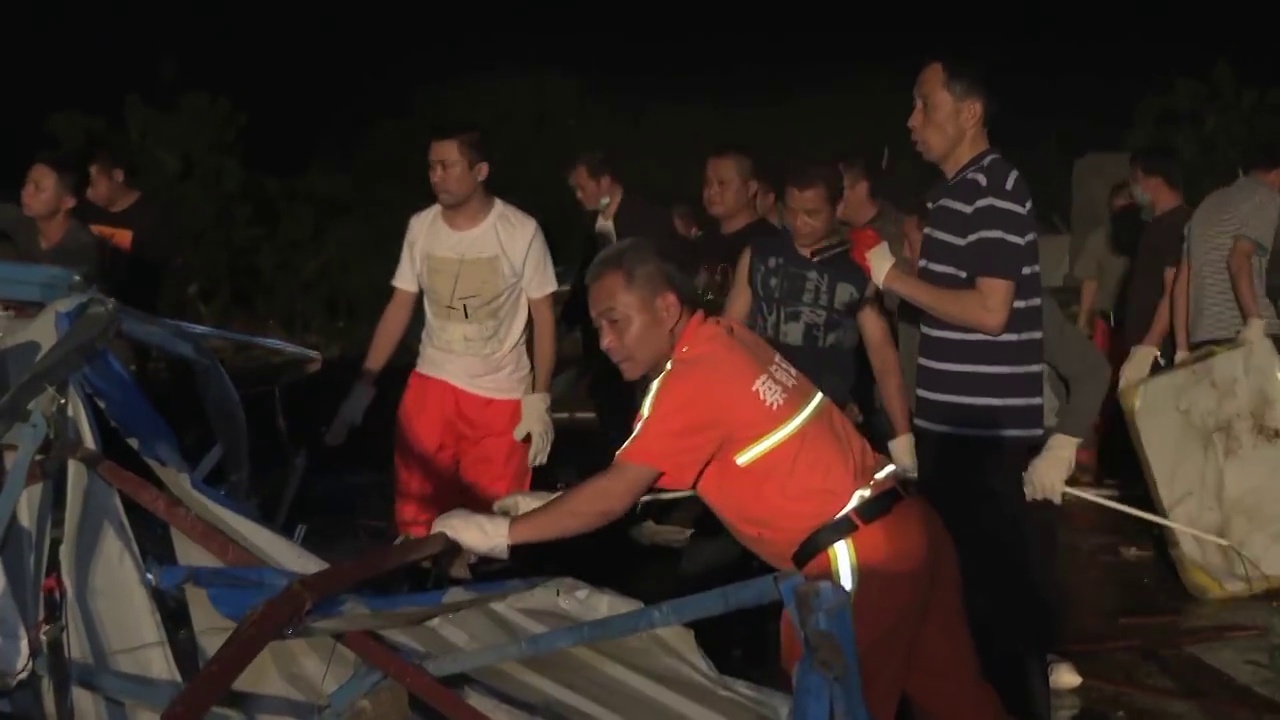 湖北省武汉市救援现场消防人员展开救援工作视频素材