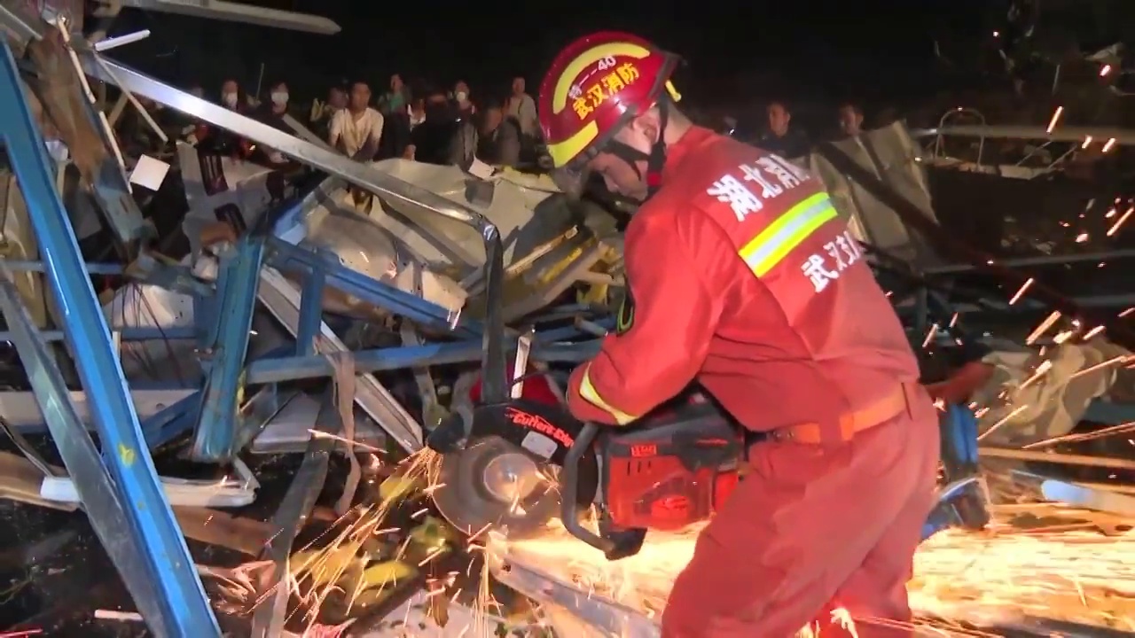 湖北省武汉市救援现场消防人员展开救援工作视频素材