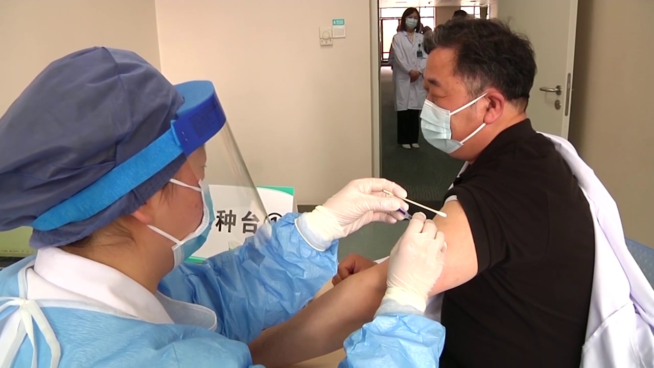 中国山东邹城接种新冠疫苗的人视频素材