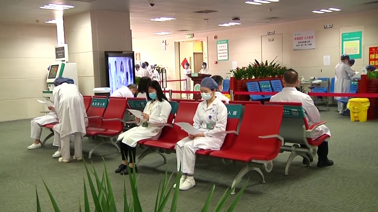中国湖北武汉医院里等待接种疫苗的医护人员视频素材
