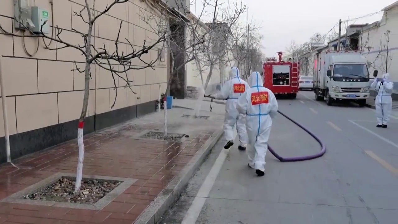 中国河北石家庄正在消毒的医务人员视频素材