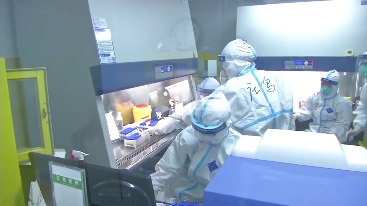 中国北京实验室里研究疫苗的科研人员视频素材