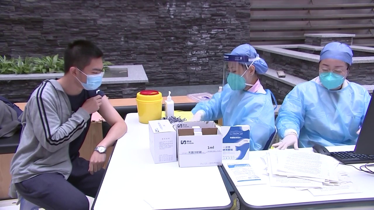 中国北京大连理工大学疫苗接种现场的各类学生视频素材