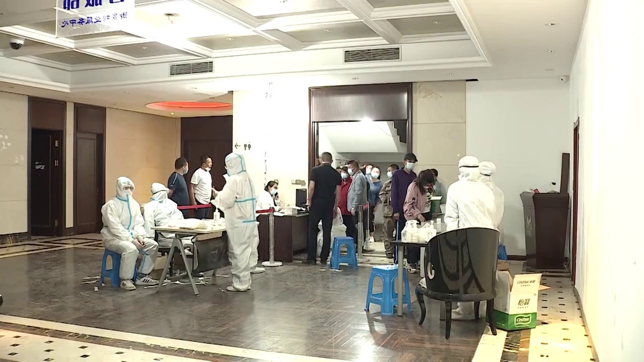 中国安徽省医务人员采集居民核酸检测样本视频素材