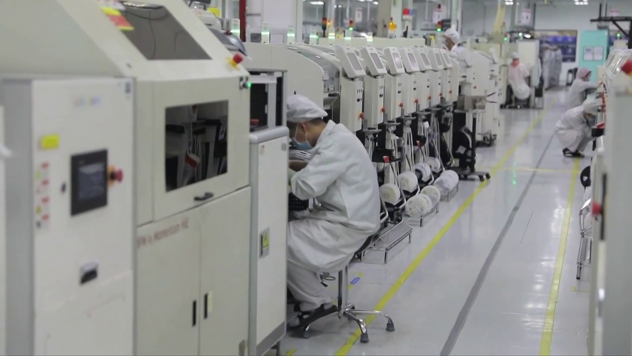中国电脑生产线运作中的机器和工人视频素材