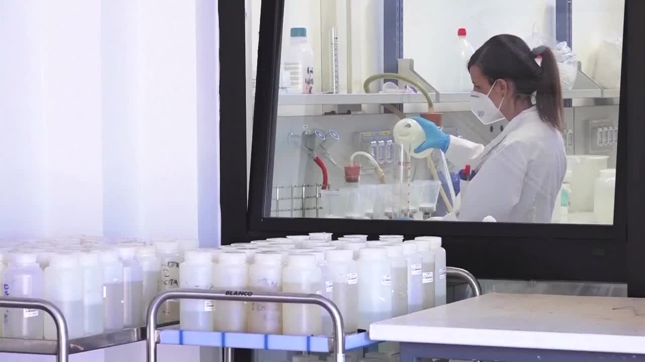 中国湖北武汉实验室里研究疫苗的科研人员视频素材