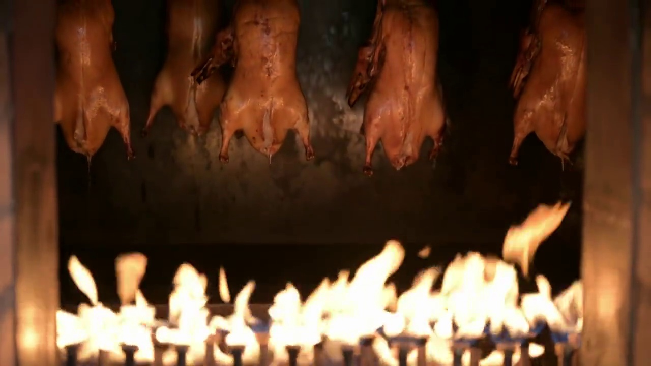 火炉中烤制的北京烤鸭视频下载