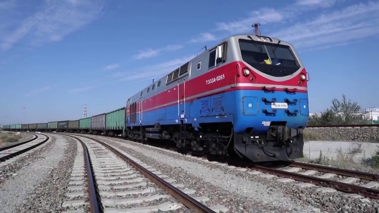 新疆维吾尔自治区运行中的中欧班列航拍视频下载