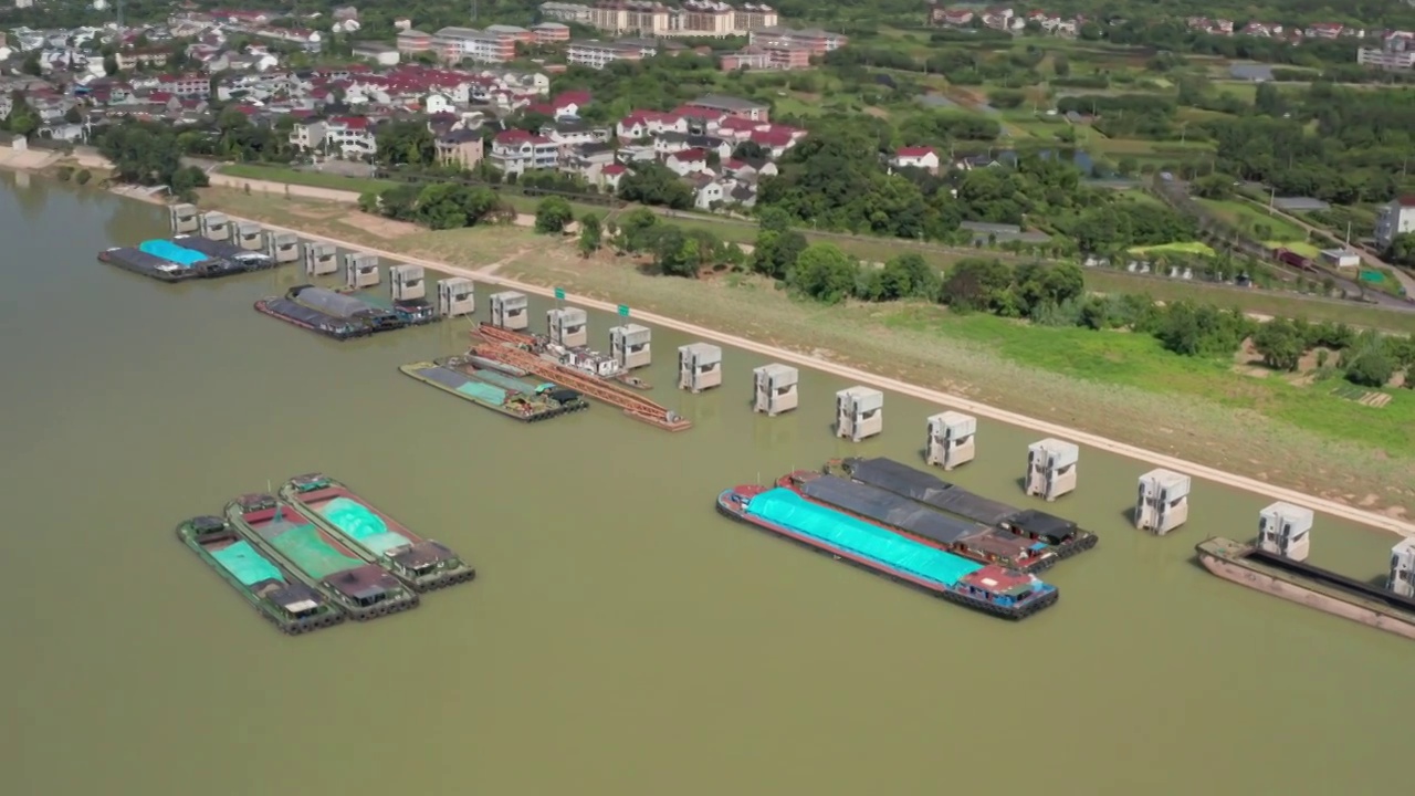 内陆运河中行驶的货轮视频素材