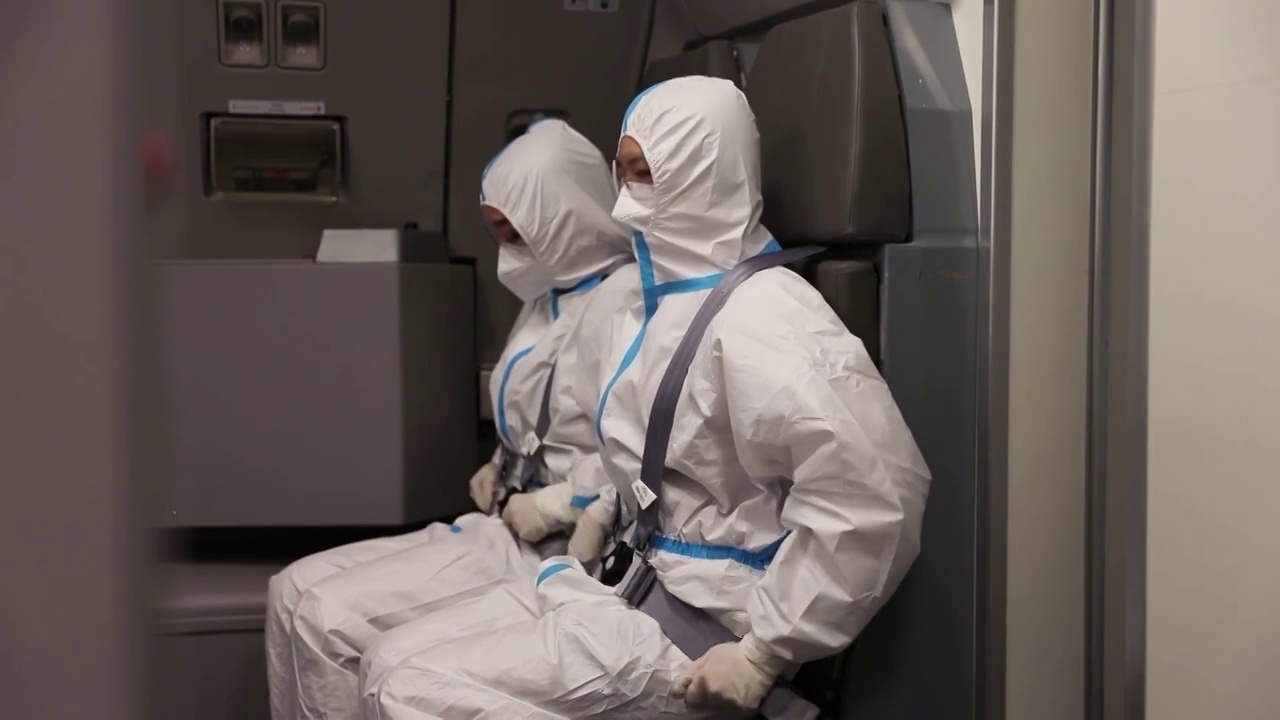 中国疫情期间飞机上穿防护服的机舱乘务员视频素材