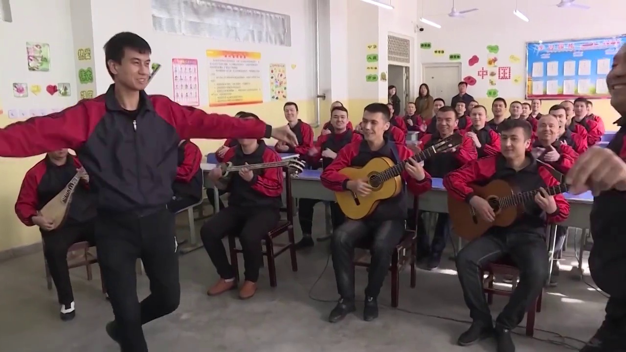 新疆维吾尔自治区学生上音乐课视频素材