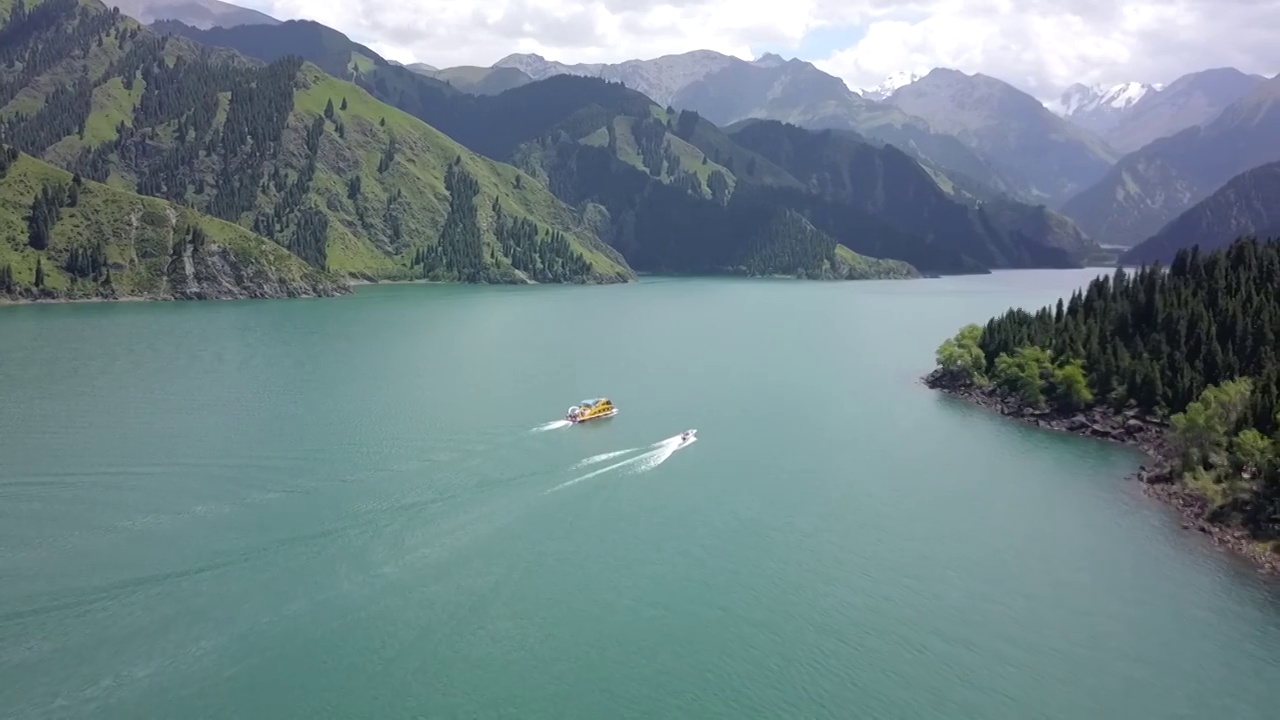 天山天池小船山间湖泊行驶视频素材
