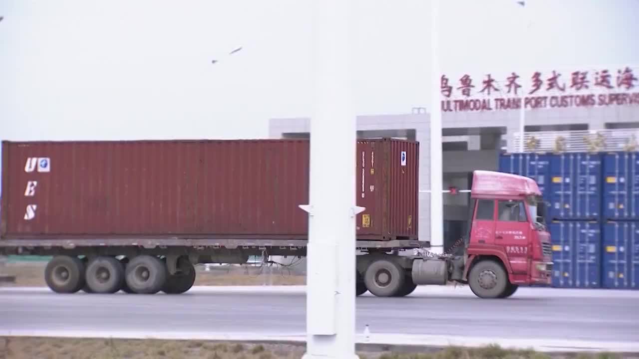新疆维吾尔自治区运行中的卡车视频素材