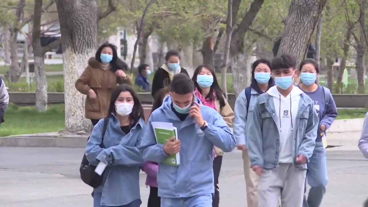 新疆维吾尔自治区校园内行走的学生视频素材