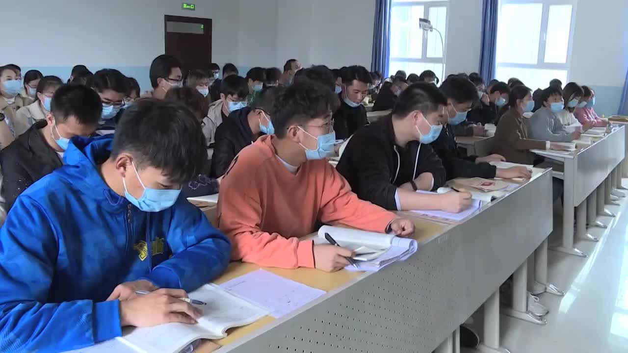 新疆维吾尔自治区课堂上认真听课的学生视频素材