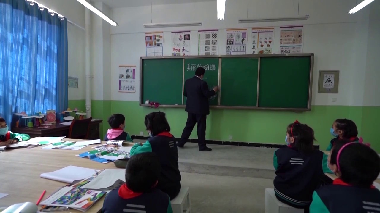 新疆维吾尔自治区教室内的学生视频素材