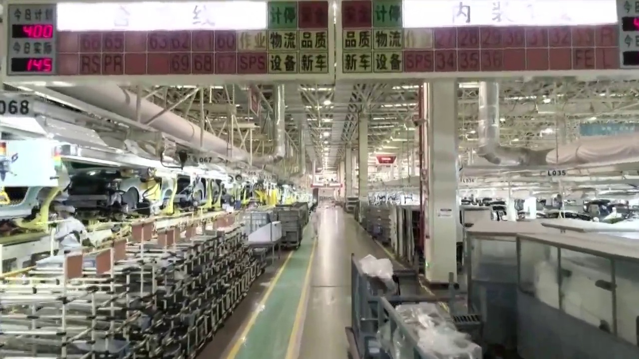 中国广东工厂内的汽车生产线和工人视频素材