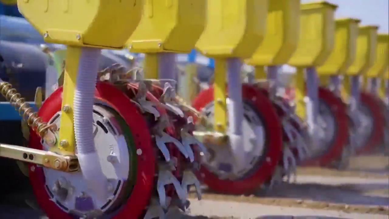 新疆维吾尔自治区沙湾在农田工作的拖拉机视频素材