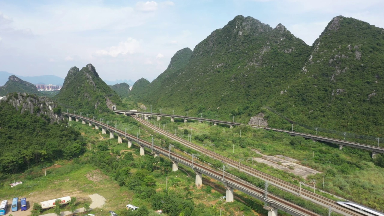 夏日阳光下桂林穿过山间的列车视频素材