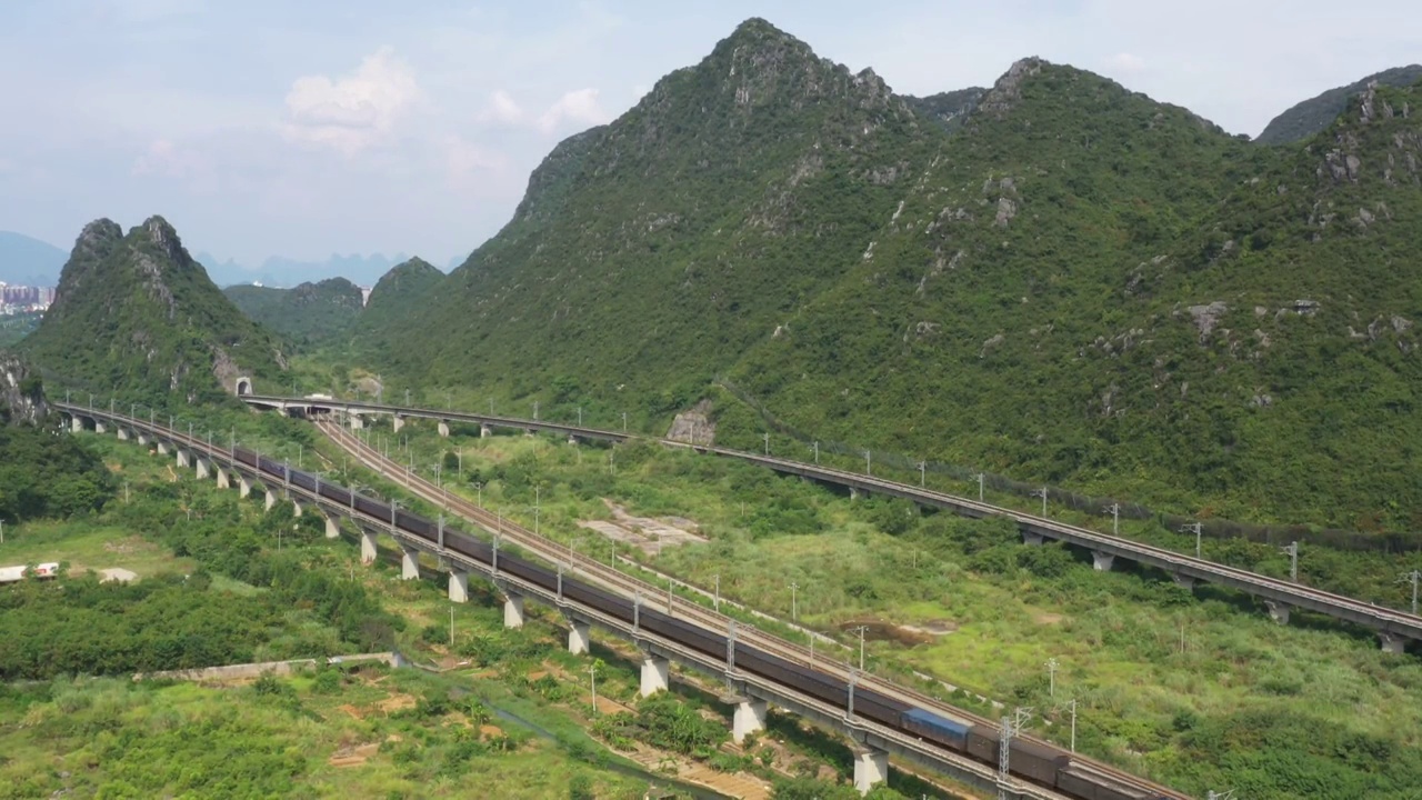 夏日阳光下桂林穿过隧道的列车视频素材