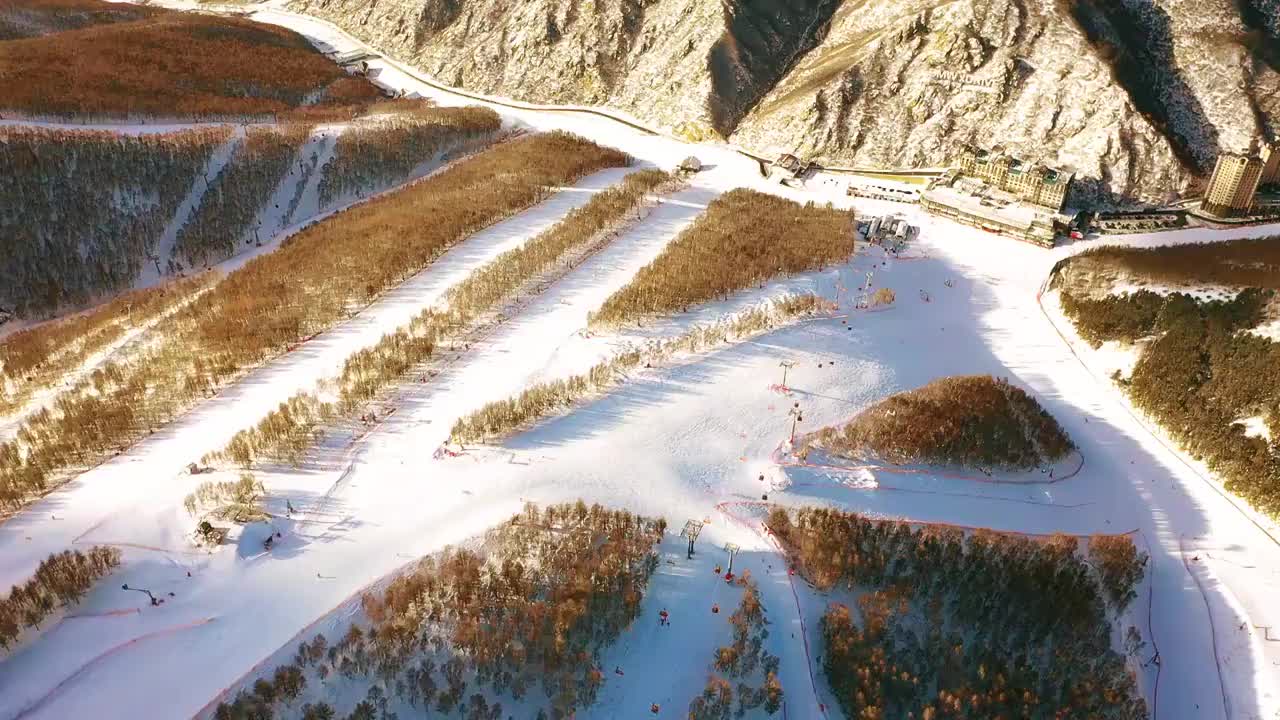 滑雪场夕阳航拍视频素材