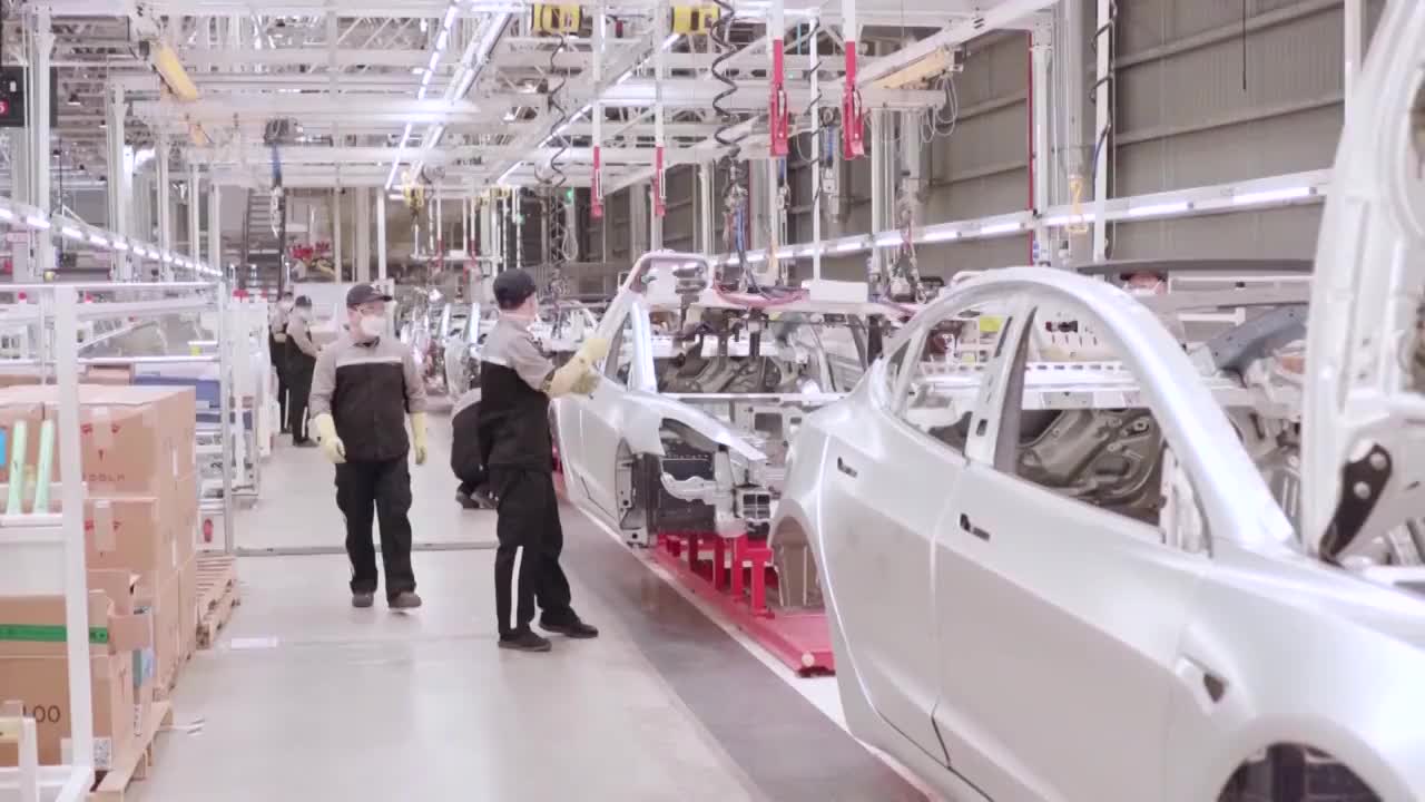 上海市汽车工厂内的生产线视频素材