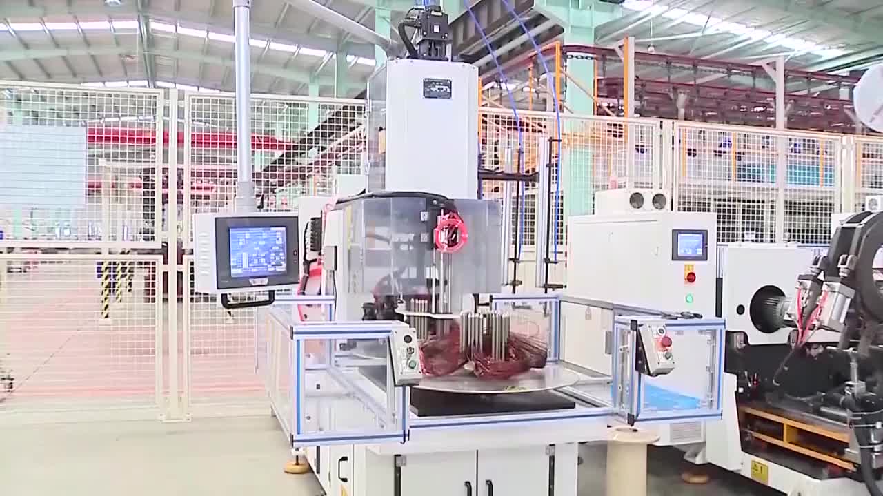 中国工厂中运行的自动化生产线视频素材