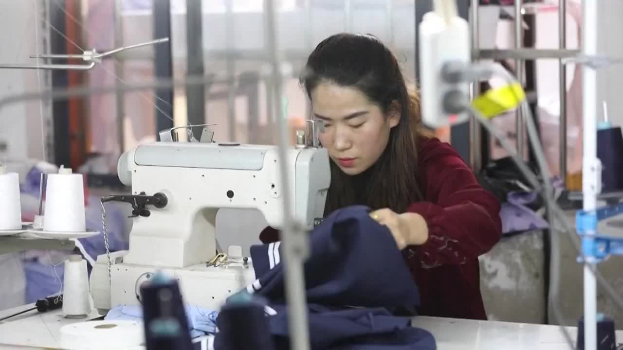 湖北武汉纺织厂里工作的女人视频素材