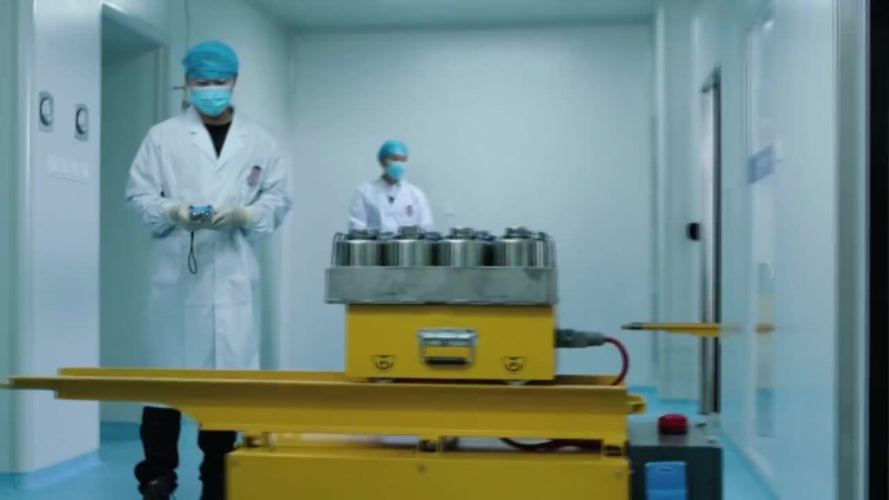 中国医疗器械生产线和研究室工作人员视频素材